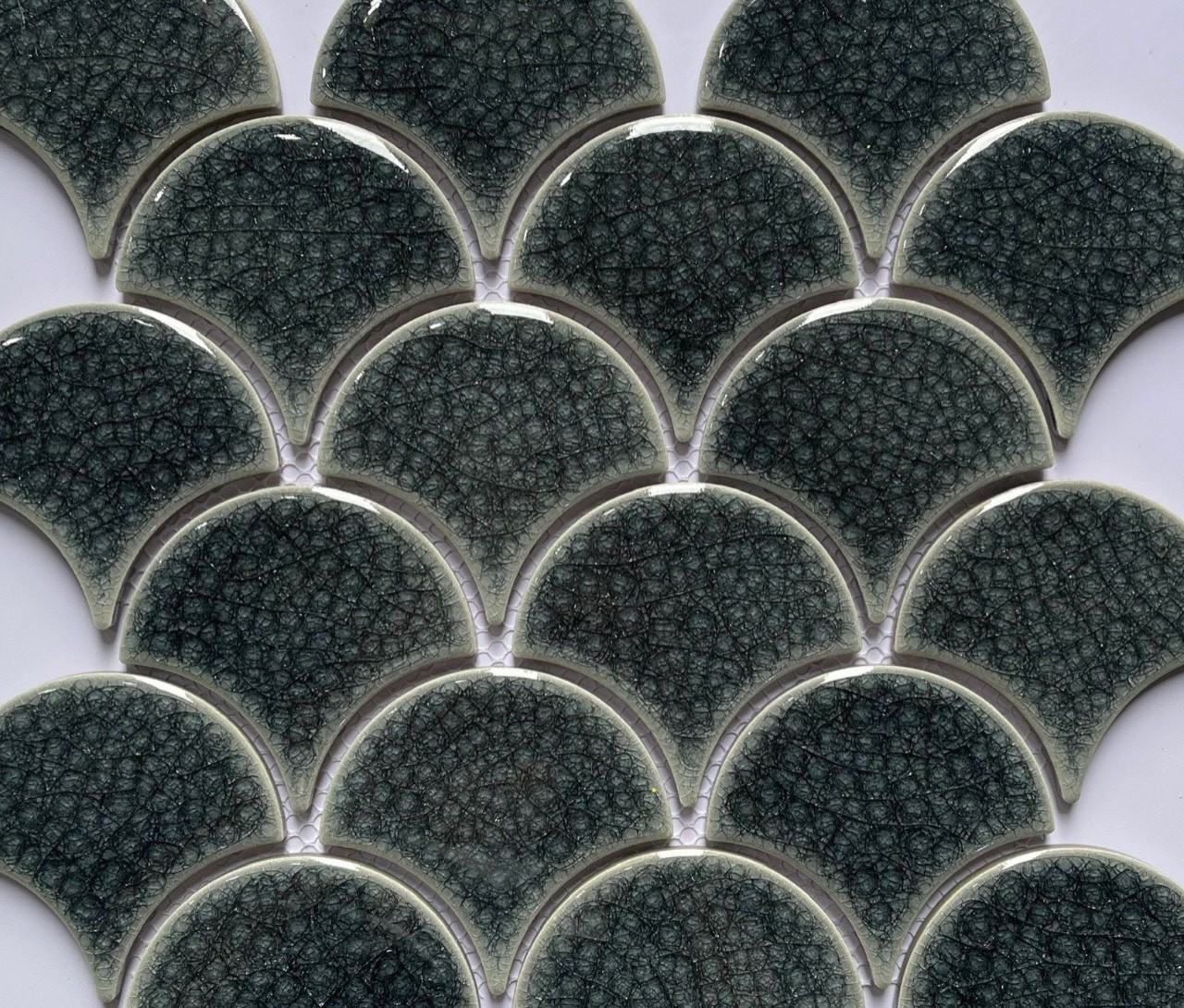 Gạch vảy cá men rạn màu đen