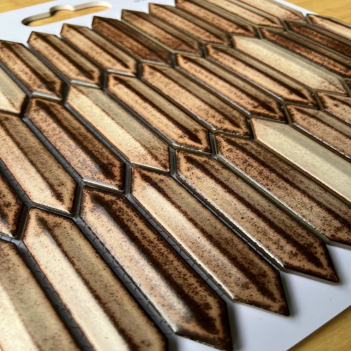 Gạch mosaic trang trí hình que diêm vàng