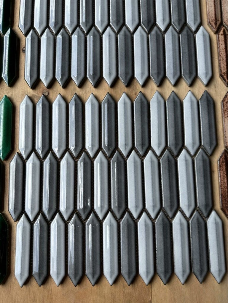 Gạch mosaic trang trí hình que diêm trắng xám