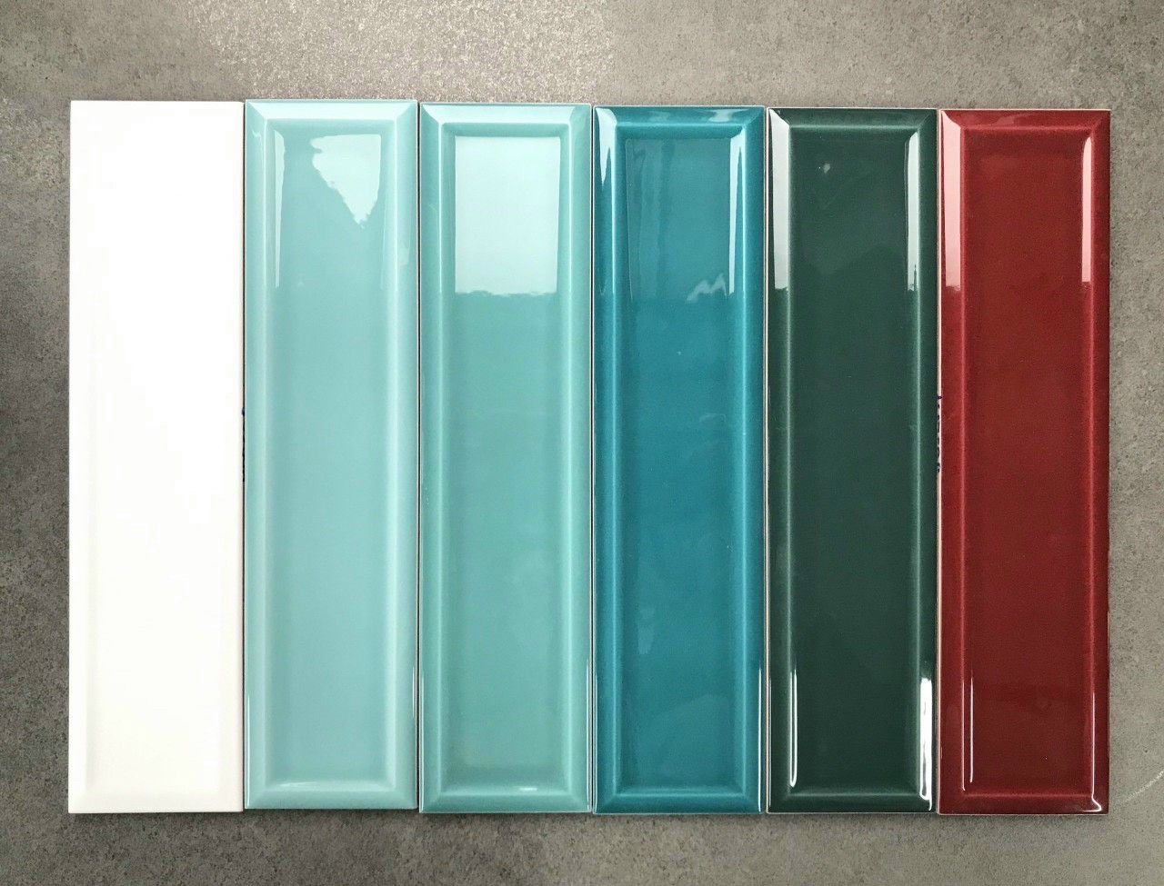 Gạch thẻ vát cạnh lõm KT 68x280mm